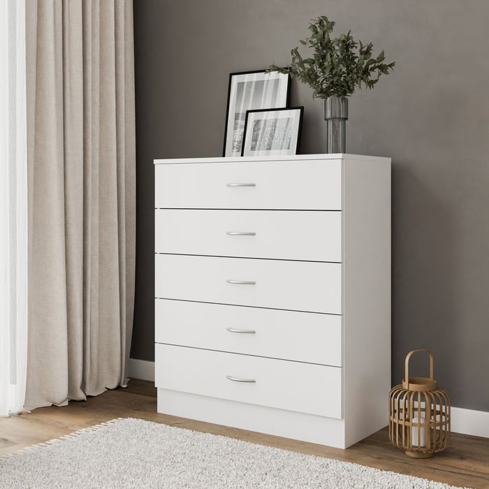 The chest of 5 drawers ESSENTIAL white in a modern living room.