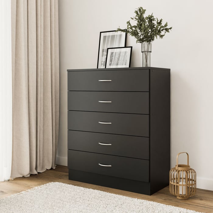The chest of 5 drawers ESSENTIAL white in a modern living room.