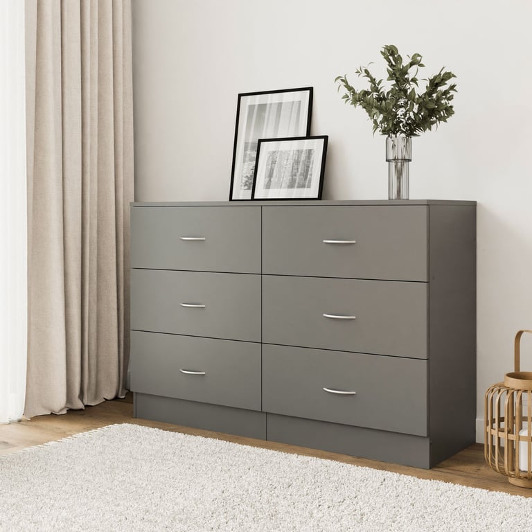 The ESSENTIAL chest of drawers in a cosy living room.